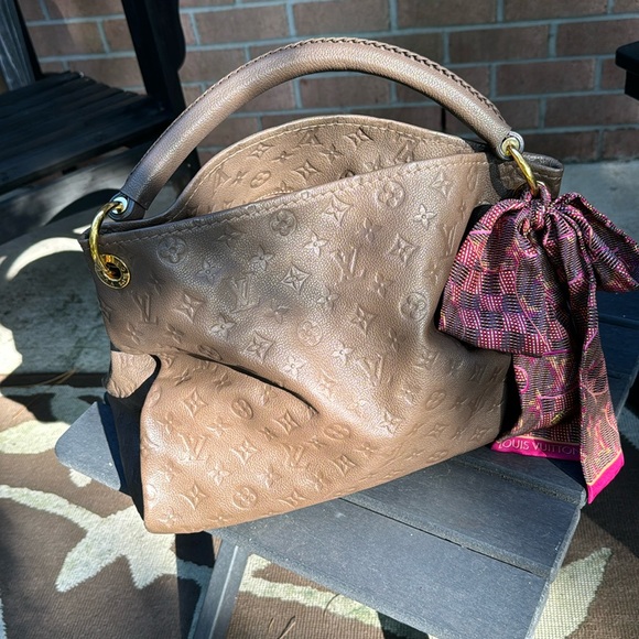 Authentic Louis Vuitton artsy - Picture 6 of 15